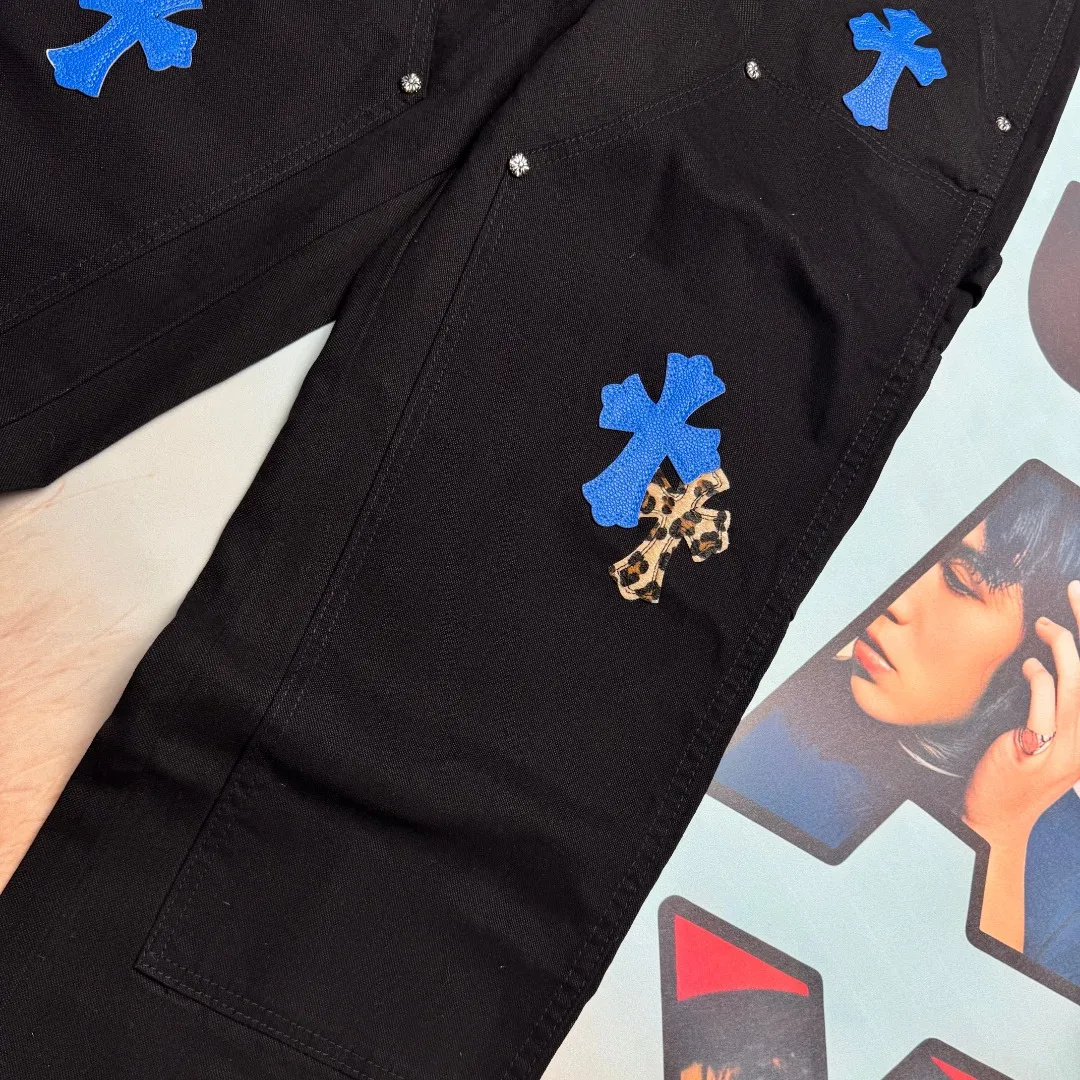 🅿️310 🔘Model No.-KL105 🔘Croxin𝐂𝐡𝐫𝐨𝐦𝐞 𝐇𝐞𝐚𝐫𝐭 24SS Workwear Logging Klein Blue Leather Limited Edition Jeans* Croxin’s pants are particularly outstanding in color design and stand out among similar products. It is made of beaded canvas fabric. After a complicated and delicate washing process, it feels very good when worn on the body and looks high-end and charming. The pants are three-dimensionally cut, with a crisp and stylish shape, smooth lines, and a high level of design. The hardware accessories on the pants are specially customized according to ZP standards. The beaded canvas fabric is originally thick, but after washing it becomes soft and breathable. The small leather label on the pants is specially designed, revealing unique creativity in a simple style. The production process is very exquisite, every stitching is neat and regular, and the details are handled particularly well, showing high quality. Moreover, these pants have a genderless design and can be easily worn by both boys and girls. They are perfectly in line with the current diverse and inclusive fashion trend and look good no matter how you wear them.  Size: S M L XL XXL (28.30.32.34.36) Color: Black